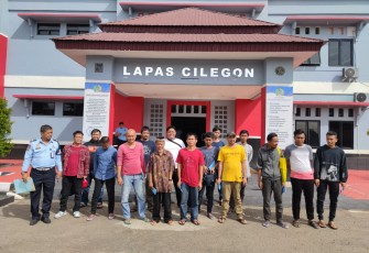 Lapas Kelas IIA Cilegon Kanwil Kemenkumham Banten saat kembali membebaskan 15 warga binaannya melalui program Pembebasan Bersyarat (PB), Selasa (15/11) Siang. 