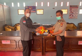 Iptu Nyarna Salurkan Bantuan Sarana Olahraga Untuk Warga Binaan Lapas Bengkulu