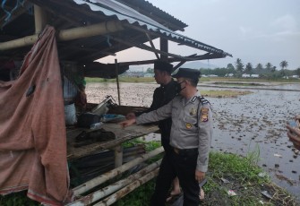 Jajaran Pemerintah Desa bersama Anggota Bhabinkamtibmas melakukan pemeriksaan sekitar TKP