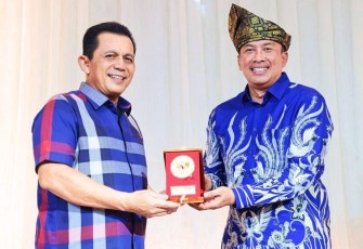 Gubernur Kepulauan Riau H. Ansar Ahmad saat bersilaturahmi sekaligus beraudiensi dengan jajaran Dewan Pers di Shangrila Restaurant, Tanjungpinang, Jum'at (30/9) malam. 