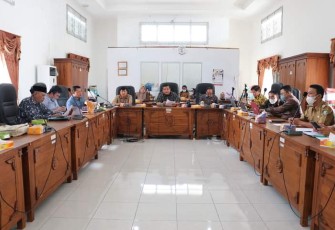 Andrian saat memimpin Rapat Dengar Pendapat Umum (RDPU) Lintas Komisi bersama Asosiasi Pemerintah Desa Seluruh Indonesia (APDESI) Dinas PMD dan Para Camat diruang rapat badan anggaran kantor DPRD pada Selasa (22/03/2022).