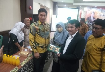 Anggota DPRD Jatim, Adam Rusydi saat meninjau lapak UMKM