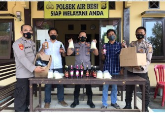 Polsek Air Besi Sita Puluhan Botol Miras