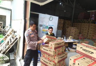 Anggota Polres Blora memantau persediaan stok pangan dan imbau warga terhadap peredaran uang palsu jelang tahun baru.