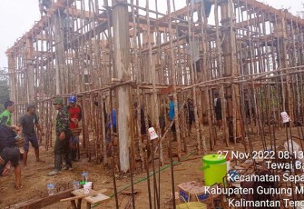 Babinsa Koramil 1016-03/Sepang Bersama Warga saat Laksanakan Goro Cor Tiang Masjid 