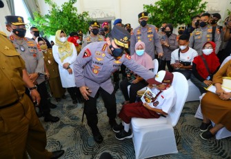 Kapolri Jenderal Listyo Sigit Prabowo meninjau kegiatan percepatan akselerasi vaksinasi serentak seluruh Indonesia dengan hadir secara langsung di Gedung Graha Wangsa, Lampung