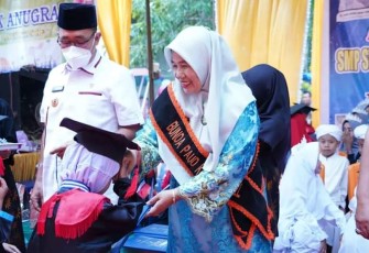 Ketua PKK Labusel saat Hadiri Pelepasan Siswa TK dan SMP Swasta Anugrah Tanjung Medan 