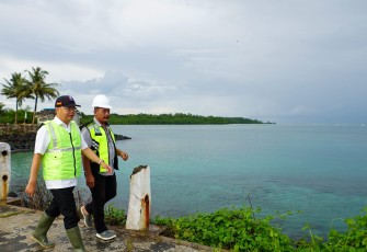 Gubernur Bengkulu Rohidin Mersyah saat di Pulau Enggano, Rabu (09/11).  