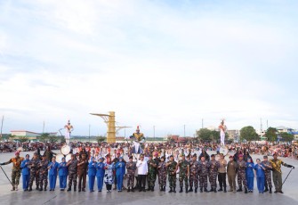  Atraksi dan Penampilan Genderang Suling Gita Jala Taruna yang dimainkan Taruna Akademi Angkatan Laut (AAL) di Alun-alun Tugu Sirih Emas, Tanjungpinang, Sabtu (3/12). 