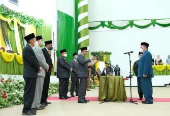 Ketua DPRD Kepahiang saat Pimpin Pengambilan Sumpah Janji Drs Basing Ado Gantikan (alm) M Thobari Muad