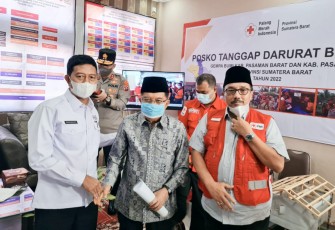 Ketua Umum PMI, H.M Jusuf Kalla saat berada di markas PMI Sumbar, Jalan Sisingamangaraja Padang, Sabtu (19/3).