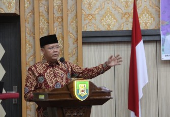 Gubernur Bengkulu Rohidin Mersyah saat membuka secara resmi sekaligus memberikan arahan pada Rapat Koordinasi Bidang Kelautan dan Perikanan Kabupaten/Kota Provinsi Bengkulu, di Ruang Pola Provinsi Bengkulu, Kamis (15/9).
