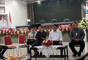 Pejabat Sekda kota Bitung, Ir. IGN. Rudy Theno ST.MT (tengah kemeja putih) di dampingi Asisten 1 saat ngopi sore bersama wartawan