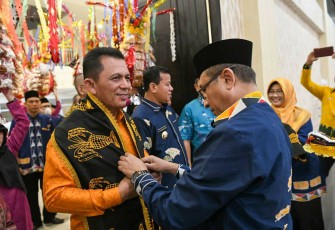 Gubernur Ansar saat menghadiri pelantikan Ketua IWAKUSI Tanjungpinang-Bintan