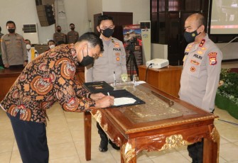 Penandatanganan Pakta Integritas Rekrutmen Penerimaan Anggota Bintara dan Akpol Polri Gelombang II Tahun 2022 di Gedung Adem Polda Bengkulu, Kamis (14/04/2022).