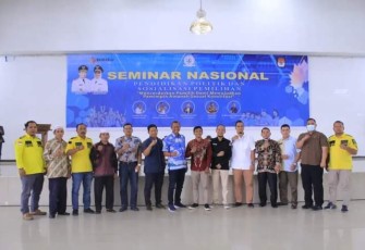 Foto bersama seusai Seminar Nasional Pendidikan Politik dan Sosialisasi Pemilihan 