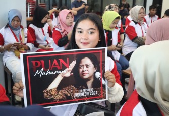 Relawan Puan Maharani saat tunjukan poster Puan Maharani