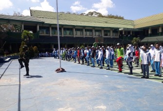 Anggota Koramil Pahandut saat Latih PBB Anak Sekolah Dalam Membentuk Disiplin dan Loyalitas 