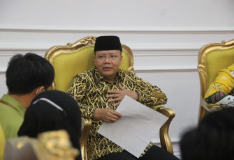 Gubernur Rohidin saat audiensi bersama Kepala Badan Pusat Statistik (BPS) Bengkulu Win Rizal beserta jajaran terkait Pendataan REGSOSEK Tahun 2022, di Gedung Daerah Balai Raya Semarak Bengkulu, Ahad (23/10). 