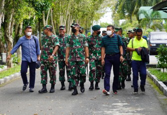 Komandan Kodim 1016 Palangka Raya Kolonel Inf Rofiq Yusuf, S.Sos mendampingi Danrem 102 Panju Panjung Brigjen TNI Yudianto Putrajaya S.E., M.M.,