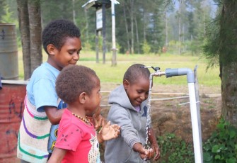 Anak-anak Distrik Ilaga saat bermain air bersih.