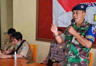Kapten Kes Edi Soeprapto sosialisasi bahaya terbangkan balon udara di desa Tidu. Senin (25/4/2022) di 