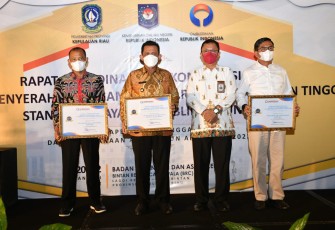 Gubernur Ansar Terima Penghargaan dari Ombudsman
