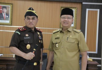 Kajati Bengkulu Heri Jerman saat foto bersama Gubernur Rohidin Mersyah, Senin (04/04).