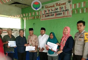 Bhabinkamtibmas Polsek Lebong Utara saat Kawal Penyaluran BLT-DD