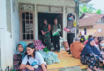 Babinsa Koramil 0806/12 Munjungan saat Kawal Penyaluran BPNT di Desa Binaan