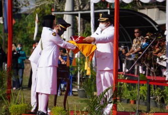 PLT bupati Bintan Roby Kurniawan SPWK saat menyerahkan Bendera merah putih