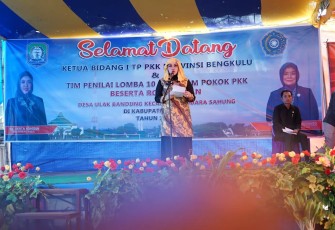 Ketua Bidang Pembinaan Karakter Keluarga TP-PKK Provinsi Bengkulu, Anita Rosjonsyah saat memberi sambutan.