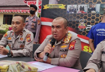 Kapolres RL AKBP Tonny Kurniawan, S.Ik., didampingi Kapolsek Bermani ulu IPDA Ibnu Sina Alfarobi, S.Sos., serta Kasie Humas IPTU Bertha Angraeny.,S.H., dalam press conference kemarin (Rabu, 10/08/22)