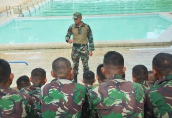 Kasiops Brigif Para Raider 3 Kostrad Mayor Inf Jayadi saat meninjau kegiatan