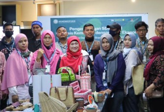 Asisten Deputi Pengembangan SDM Deputi Bidang UKM KemenKopUKM Dwi Andriani Sulistyowati saat membuka acara  Pengembangan SDM UKM Go Ekspor Berbasis Kemitraan dengan Agregator di Cirebon, Jum'at (23/9).