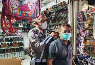 Petugas Sat Lantas Polres Kepahiang saat kenakan langsung masker ke salah seorang warga