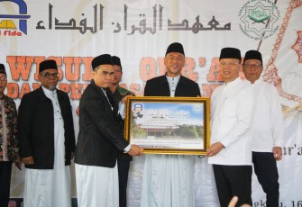 Gubernur Rohidin saat hadir sekaligus melepas Wisuda Hafidz Qur'an dan Santri Pesantren Qur'an Al Fida Bengkulu, di Ponpes Qur'an Al Fida Kota Bengkulu, Kamis (16/06).