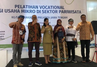 Deputi Bidang Usaha Mikro  KemenKopUKM Yulius saat membuka Pelatihan bagi Usaha Mikro di Sektor Pariwisata Kota Surakarta, di Petit Boutique Hotel, Surakarta, Senin (26/9).
