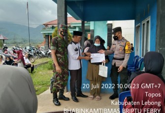 Bhabinkamtibmas Polsek Rimbo Pengadang saat Kawal Penyaluran BLT-DD Tahap II Tahun 2022