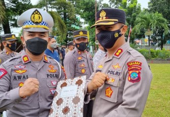 Kasat Lantas Polres Bitung AKP. Awaluddin Puhi, SIK saat menerima penghargaan dari Kapolres Bitung