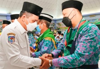Gubernur Ansar mewakili Pemerintah Provinsi Kepulauan Riau dan Pemerintah Kabupaten/ Kota Provinsi Kepulauan Riau mengucapkan selamat menunaikan ibadah haji dan berpesan menjaga nama baik bangsa di tanah suci. 