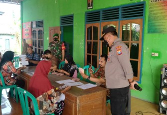 Serda Joko Priyanto bersama bhabinkamtibmas saat Kawal Penyaluran BLT BBM di Wilayah Binaannya 