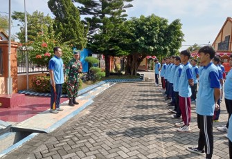 Babinsa Kodim 0802/Ponorogo Latih Baris Berbaris Kepada Siswa Siswi 