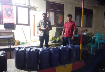 Polisi saat amankan pelaku dan barang bukti di TKP