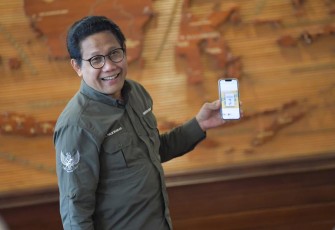 Mendes Halim yang akrab disapa Gus Halim saat menunjukan SID, saat menerima 10 kepala desa perempuan inspiratif di Kantor Kemendes PDTT, Jakarta, Jumat (2/12/2022). 