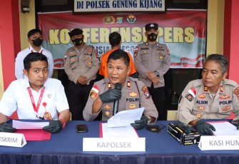 Konferensi Pers Polsek Gunung Kijang Polres Bintan, Senin (17/10/2022).