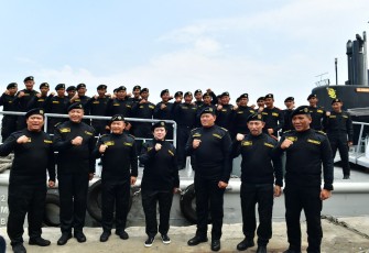 Ketua DPR RI Puan Maharani didampingi Kasal Laksamana TNI Yudo Margono, Kapolri Jenderal Polisi Listyo Sigit Prabowo, Kasad Jenderal TNI Dudung Abdurachman, Kasau Marsekal TNI Fadjar Prasetyo, Anggota 1 BPK RI N.Adhi Suryadyana, serta Wakasal Laksdya TNI Ahmadi Heri Purwono saat jumpa pers dengan awak media setelah resmi menjadi warga kehormatan Hiu Kencana di dalam KRI Alugoro-405 saat berlayar di perairan Teluk Jakarta. Senin, (28/11).