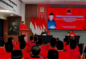 Sekretaris Jenderal DPP PDI Perjuangan (PDIP) Hasto Kristiyanto saat memberikan sambutan di acara Pembekalan dan Penguatan Antikorupsi terhadap Bacaleg PDIP yang digelar di Sekolah Partai, Jalan Lenteng Agung Raya, Jakarta Selatan, Rabu (14/12/2022).