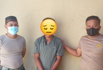 Tersangka (tengah) saat diamankan