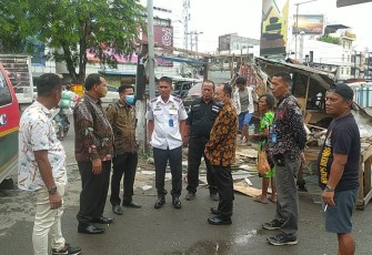 Pedagang di Terminal Aksara saat Kosongkan Lapak Secara Sukarela